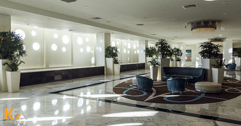 Sảnh khách sạn mang phong cách hiện đại có đường nét đơn giản, phóng khoáng