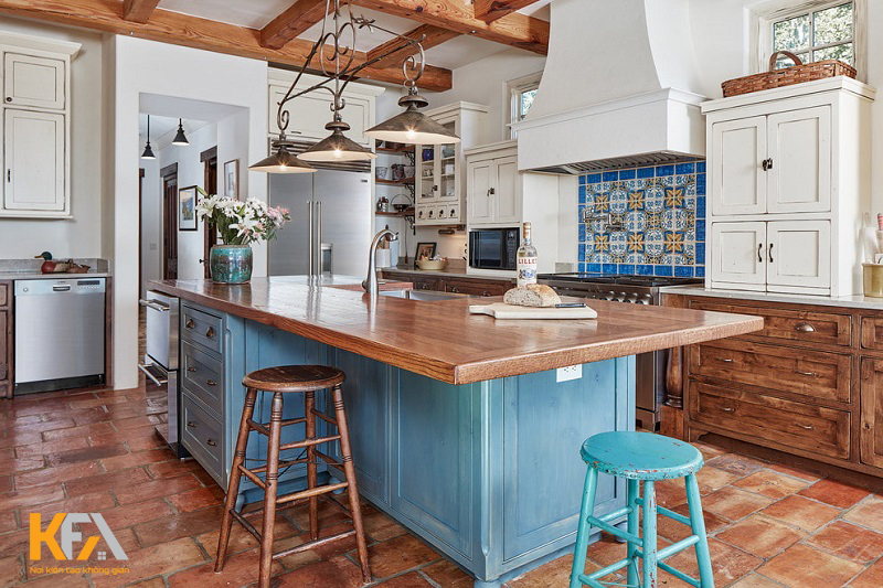Màu sắc phòng bếp phong cách Địa Trung Hải được kết hợp hài hòa, tinh tế tạo nên không gian đậm vị biển