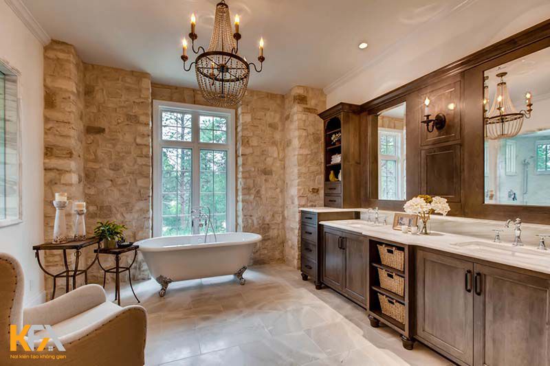 Căn phòng tắm rộng rãi với đồ nội thất gỗ và đèn trần kiểu cách kết hợp lại với nhau vô cùng hài hòa