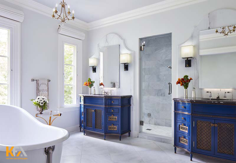 Những chiếc tủ để đồ màu xanh lam nổi bần bật trên nền sáng màu của căn phòng tắm