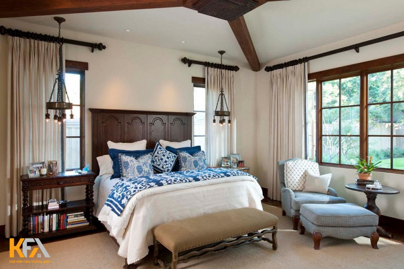 Căn phòng rộng rãi với màu xanh dịu nhẹ mang đến cảm giác thư giãn thoải mái