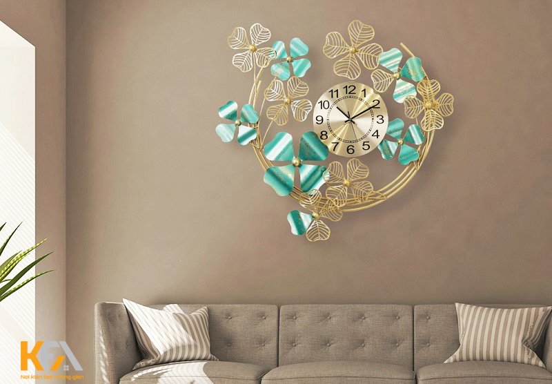 Khi lựa chọn đồng hồ để trang trí phòng khách hãy luôn nhớ chọn màu phù hợp và khác tông màu với đồ nội thất có trong căn phòng.