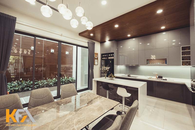 Sự kết hợp giữa ánh sáng trắng cùng nội thất tông màu nâu giúp không gian bếp trở nên nhã nhặn và sang trọng hơn