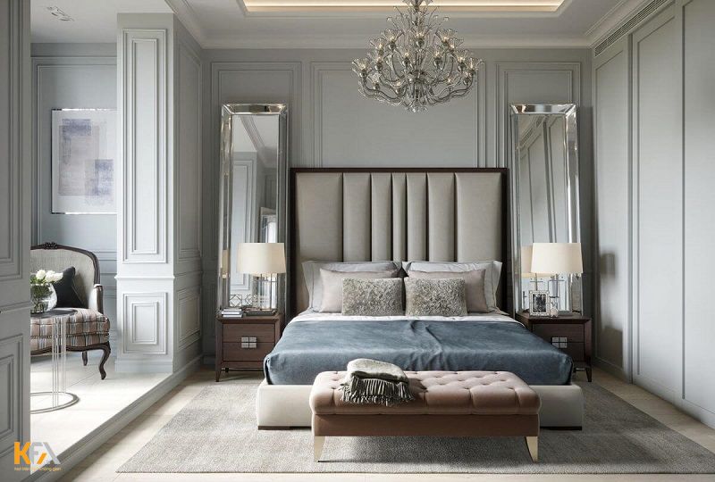 Thiết kế phòng ngủ tân cổ điển độc đáo với chiếc giường ngủ cao, kết hợp tủ đầu giường bằng kính hai bên