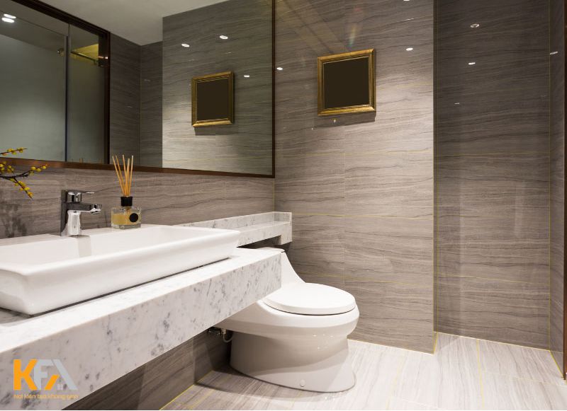 Phòng tắm đẹp sang trọng với tông màu trầm, họa tiết giả gỗ