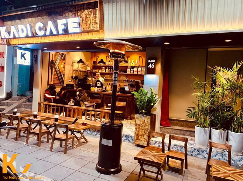 Quán cafe vỉa hè là nét đặc sắc trong kinh doanh cũng như văn hóa của người Việt Nam