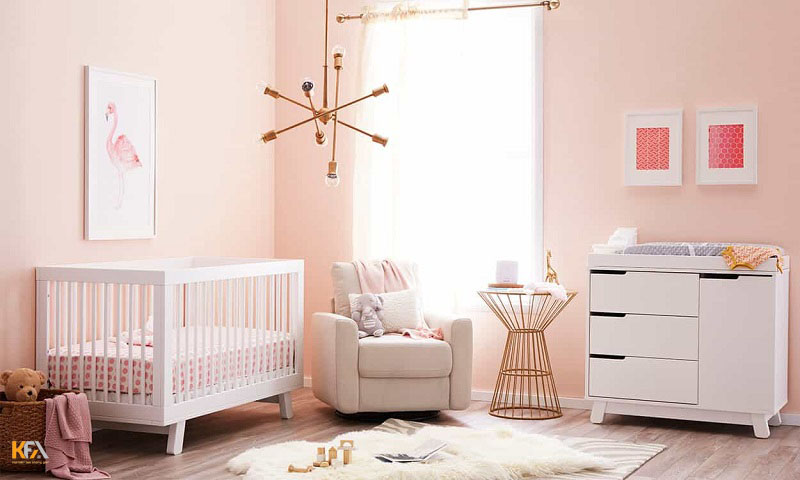Phòng ngủ trẻ sơ sinh với tông màu hồng pastel nhẹ nhàng