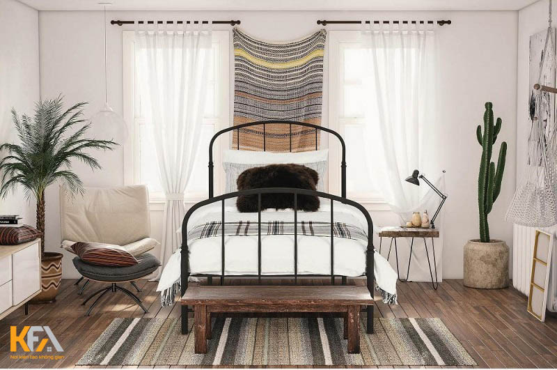Phòng ngủ chị Hoài được thiết kế chiếc giường đơn khung sắt mộc mạc, giản đơn