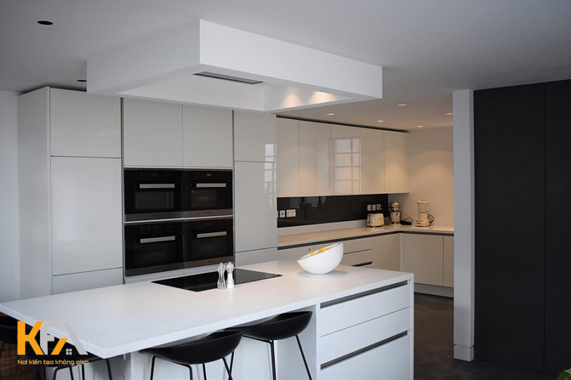 Phòng bếp nhỏ đẹp với màu đen và trắng