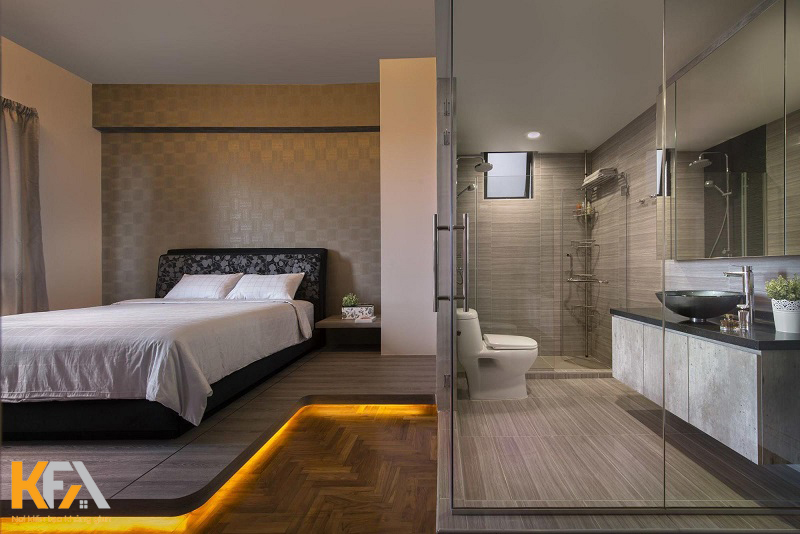 Thiết kế nhà vệ sinh bằng kính hiện đại, sàn gạch hình vân gỗ mang đến nét đẹp phá cách