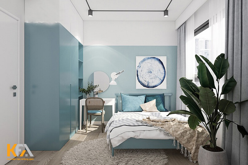 Bên cạnh gam màu xanh dương - trắng, căn phòng càng nổi bật hơn nhờ màu xanh lá của chậu cây phía đuôi giường