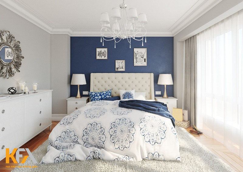 Mảng tường màu xanh dương tạo điểm nhấn cho phòng ngủ tân cổ điển