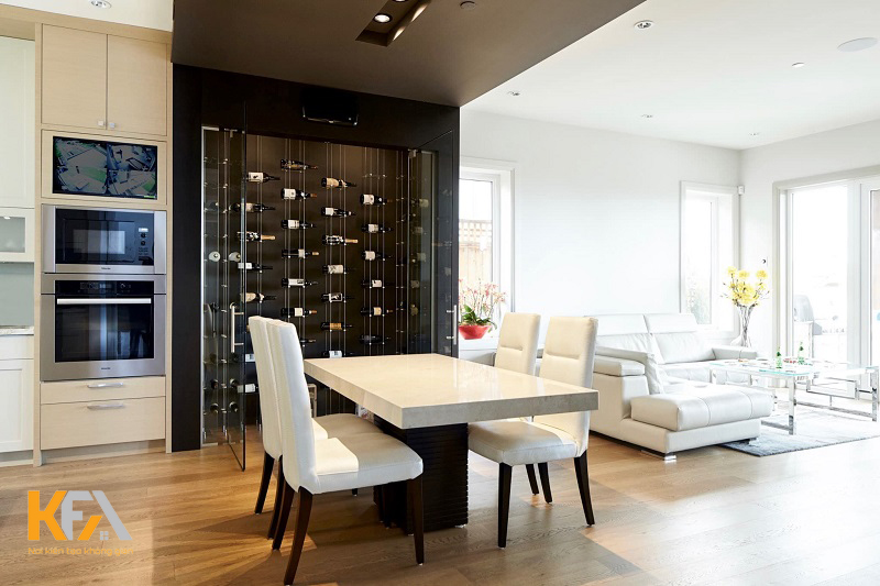Tủ rượu âm tường được làm bằng nhôm kính đã giúp phân chia không gian phòng khách và bếp hiệu quả