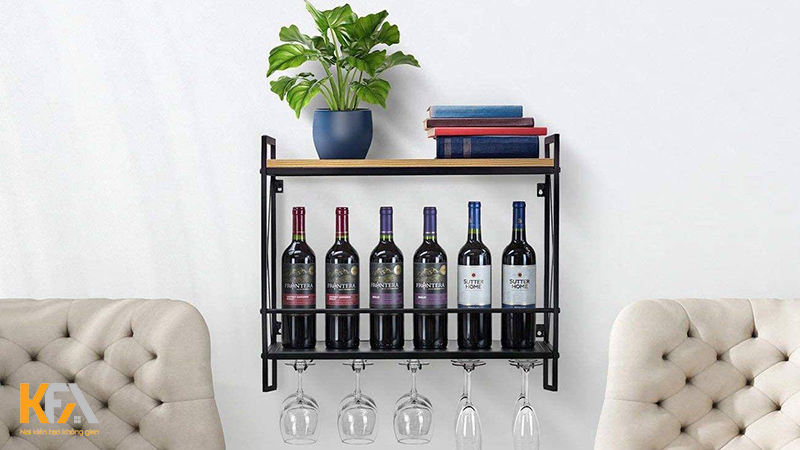 Mẫu 08: tủ rượu treo tường phòng khách thiết kế đơn giản, thông minh có giá treo ly được đặt ở giữa 2 ghế giúp thuận tiện khi lấy đồ
