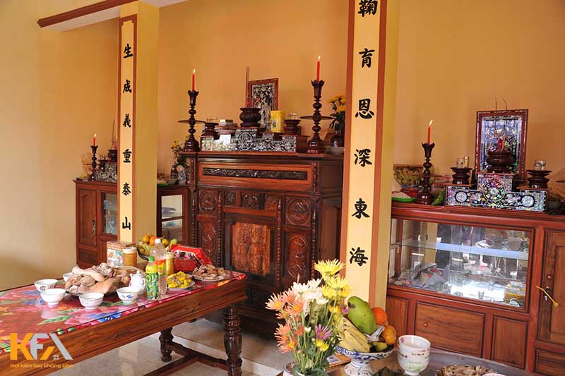 Đặt vị trí bàn thờ Tổ tiên và bàn thờ Phật theo đúng thứ tự, và bàn thờ Phật thường ở vị trí cao nhất