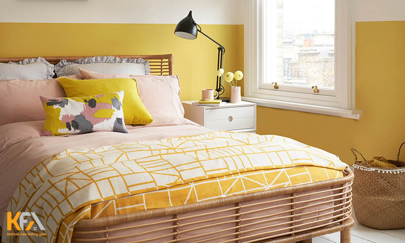 Giường ngủ đơn giản, cá tính với tone cam hồng và giường ngủ cách điệu