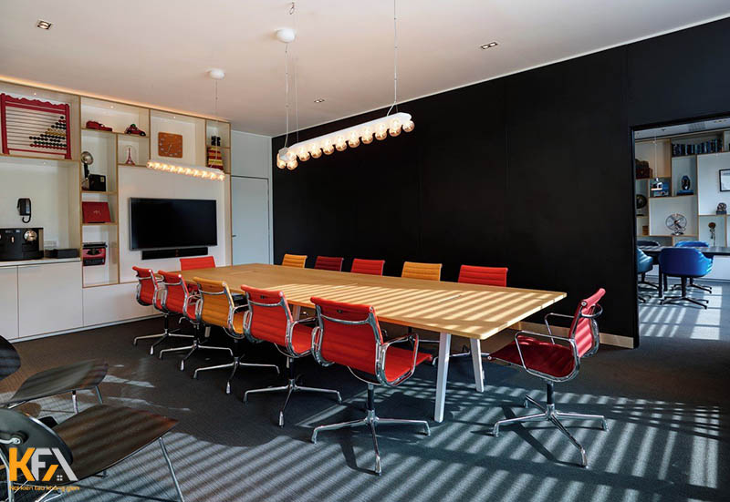 Thiết kế phòng họp bắt mắt với ghế đỏ, bàn màu cam