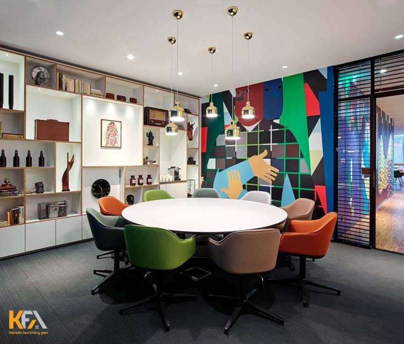 Phòng họp thiết kế sáng tạo với bàn tròn và ghế nhiều màu sắc