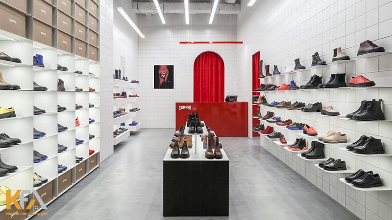 Thiết kế shop giày thông thoáng, ấn tượng với màu đỏ ở khu vực thu ngân