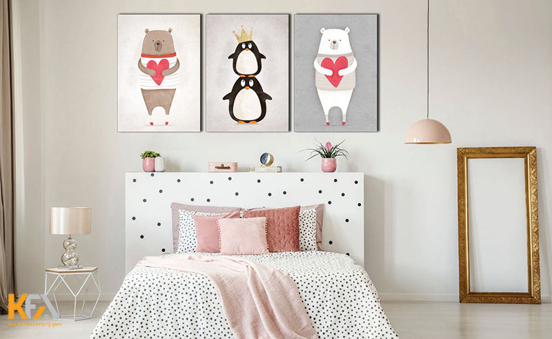 Phòng ngủ cho bé gái treo 3 bức tranh động vật dễ thương