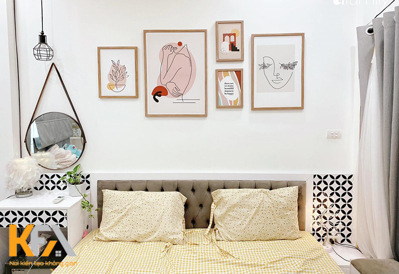 Đừng để các mảng tường trong phòng ngủ trống trải, hãy trang trí thêm những khung tranh hay ảnh lưu niệm