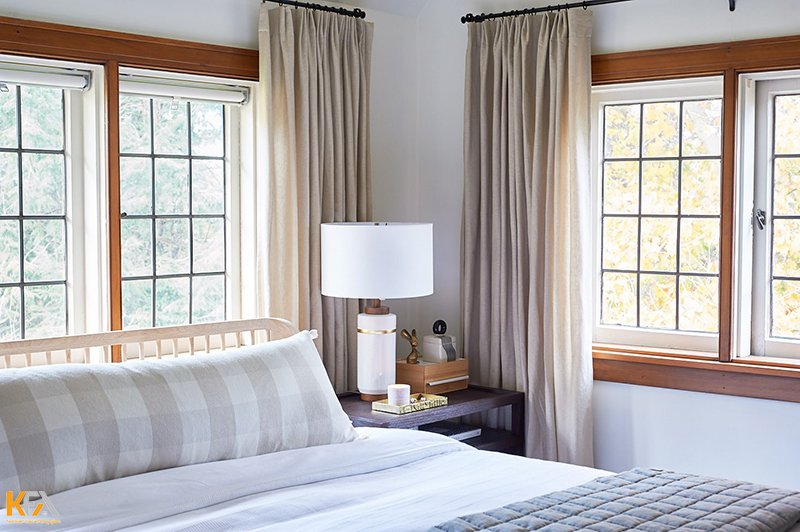 Thiết kế phòng ngủ với 2 cửa sổ giúp lưu thông gió dễ dàng