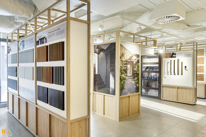 Thiết kế cửa hàng trưng bày sàn gỗ với nhiều giá treo ấn tượng