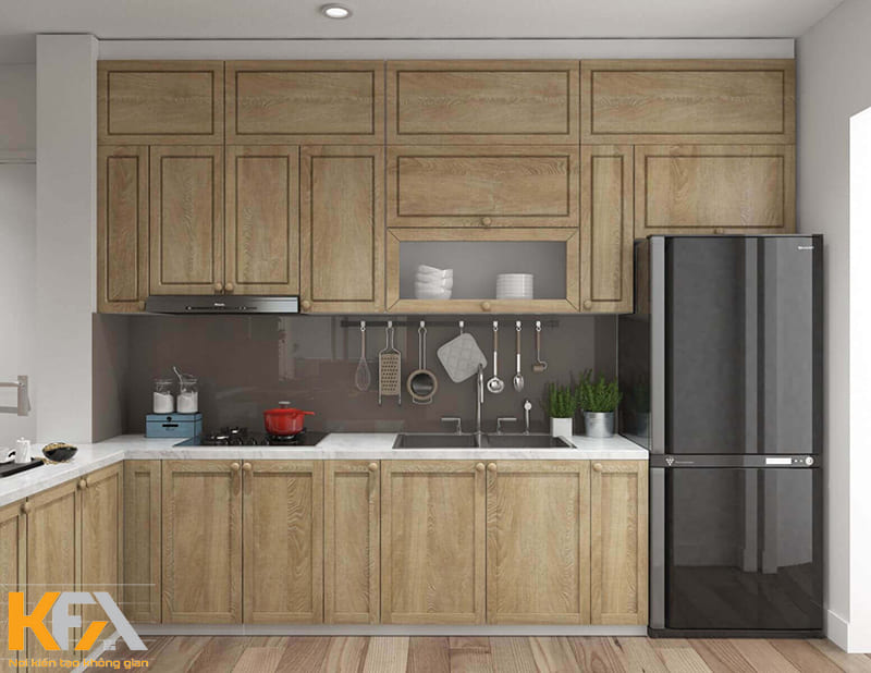 Phòng bếp chung cư với tủ bếp gỗ tự nhiên