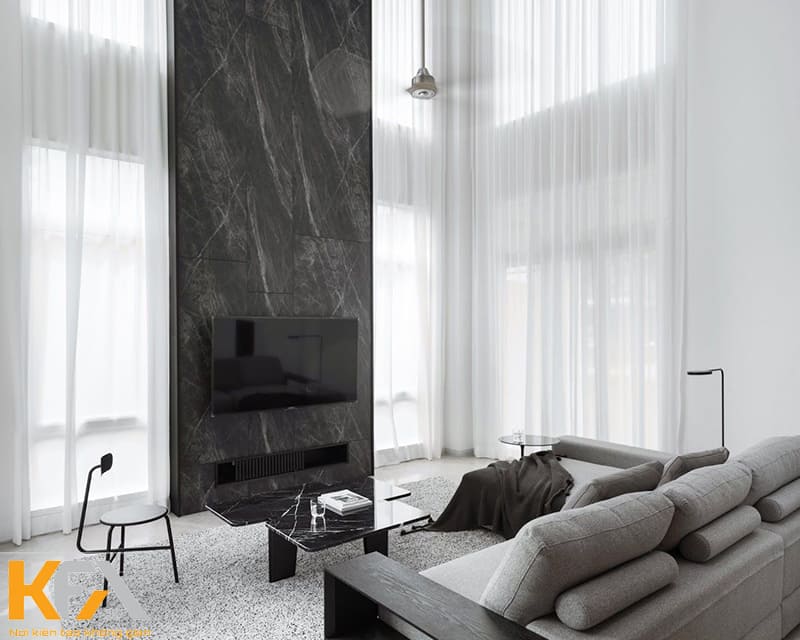 Sử dụng rèm cửa màu màu trắng là dụng ý của KTS nhằm giúp phòng khách mềm mại, thông thoáng hơn
