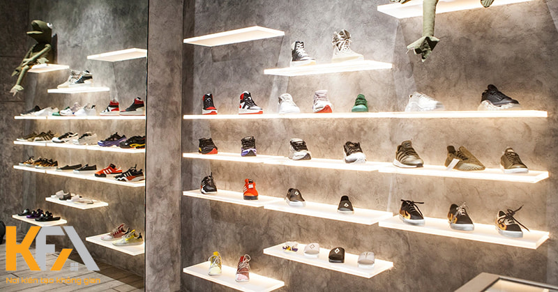 Khi thiết kế shop giày dép nhỏ cần lưu ý về yếu tố ánh sáng trong và ngoài cửa hàng