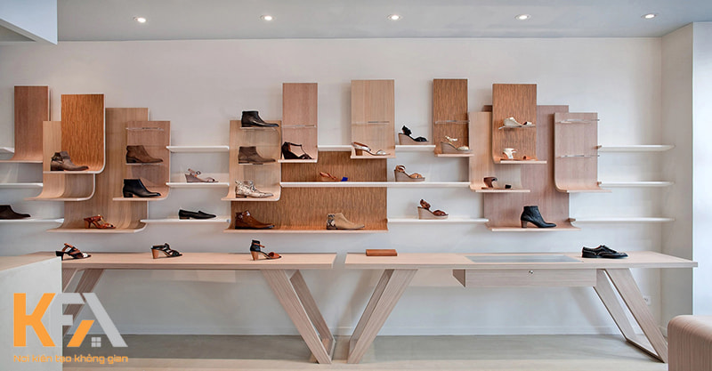 Thiết kế shop giày dép nhỏ với kệ gỗ đơn giản nhưng ấn tượng