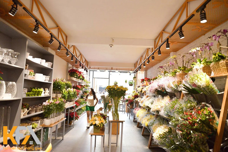 Bố tí không gian shop hoa tươi nhỏ hợp lý tạo cảm giác thông thoáng và thoải mái cho khách hàng