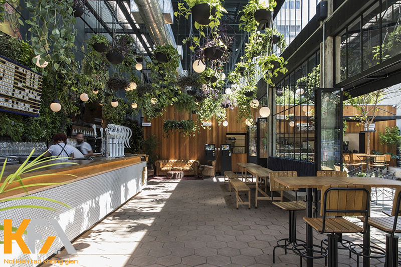Không gian bên trong quán cafe 2 tầng được thiết kế đẹp mắt mang đến sự ấm cúng