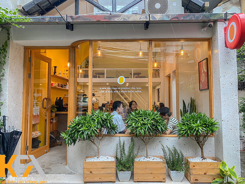Quán cafe được thiết kế với cửa kính và trang trí thêm cây xanh