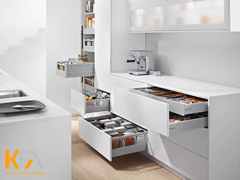 Tủ bếp được thiết kế rất nhiều ngăn kéo giúp sắp xếp đồ dùng khoa học