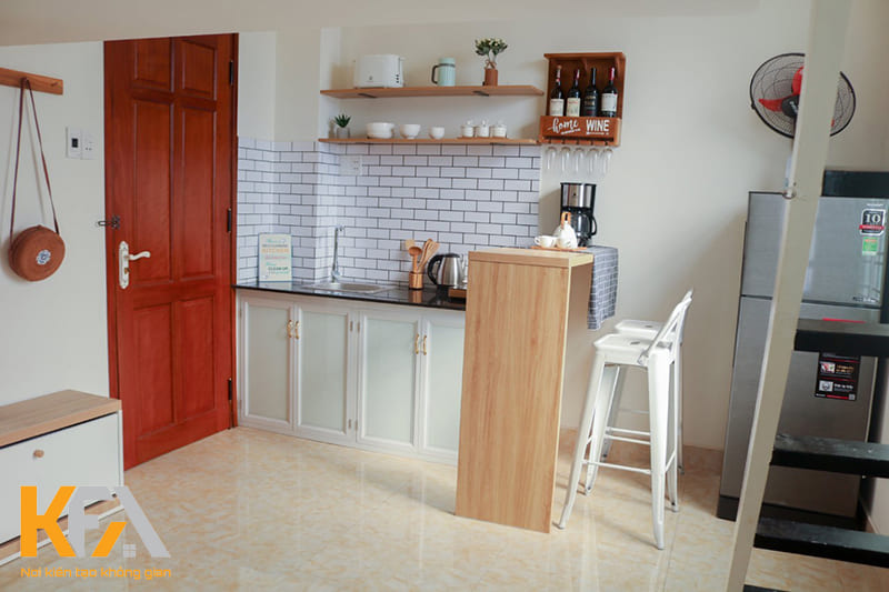 Setup khu vực nấu ăn với hệ tủ bếp dưới và kệ gỗ treo tường cho phòng trọ