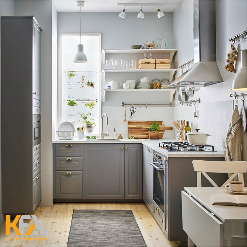 Kết hợp tủ bếp dưới với kệ gỗ treo tường giúp phònKết hợp tủ bếp dưới với kệ gỗ treo tường giúp phòng bếp thêm tiện nghig bếp thêm tiện nghi