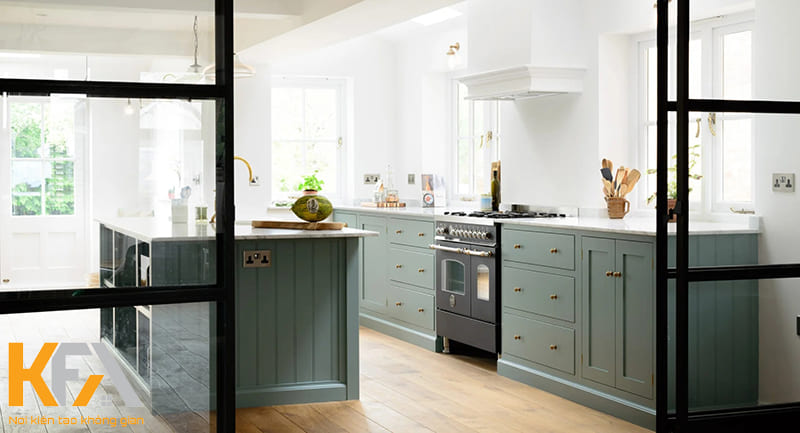 Mẫu tủ bếp dưới màu xanh kết hợp với bàn đảo đồng điệu