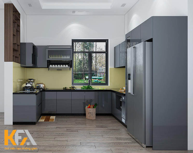 Bố trí cửa sổ lớn và lựa chọn gạch ốp sáng màu cũng là cách kết hợp hoàn hảo với tủ bếp màu ghi đậm