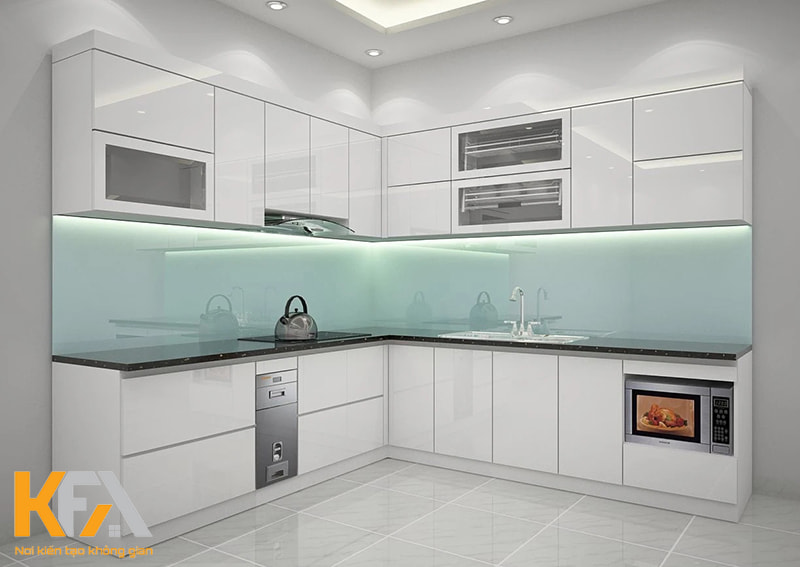 Nếu bạn lo ngại tủ bếp màu trắng sứ có cảm giác đơn điệu thì có thể tạo thêm điểm nhấn bằng gạch ốp bếp