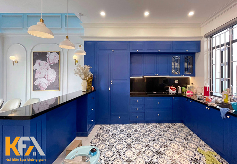 Tủ bếp màu xanh navy đã trở thành một xu hướng thiết kế nổi bật và cá tính