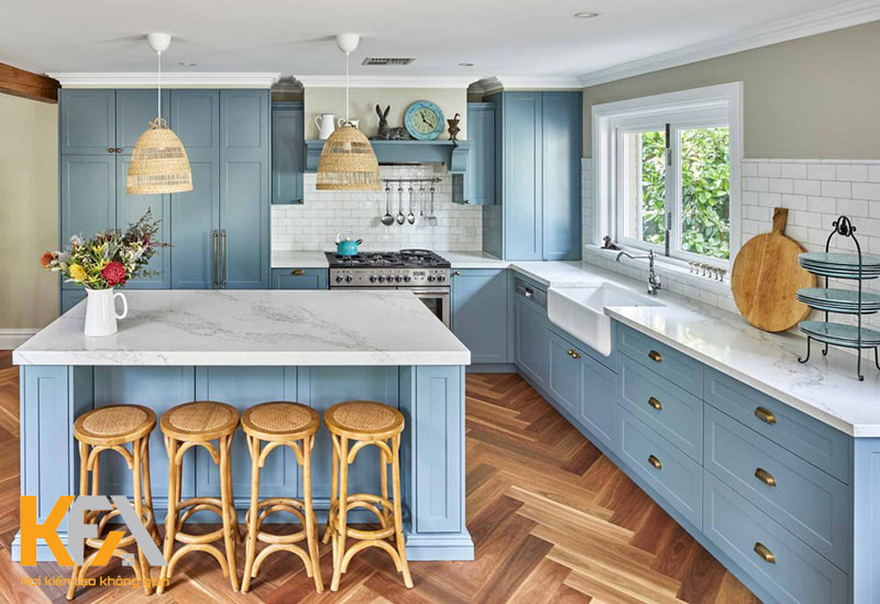Tủ bếp màu xanh pastel tạo ra một không gian tươi sáng và thư thái