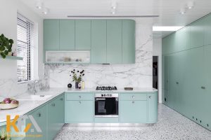 Tủ bếp màu xanh ngọc là một sự lựa chọn tuyệt vời để tạo ra không gian bếp tươi mới và trẻ trung