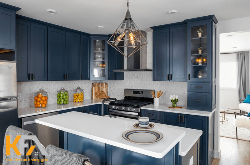 Với tủ bếp xanh navy, bạn nên lựa chọn một gam màu nền trắng