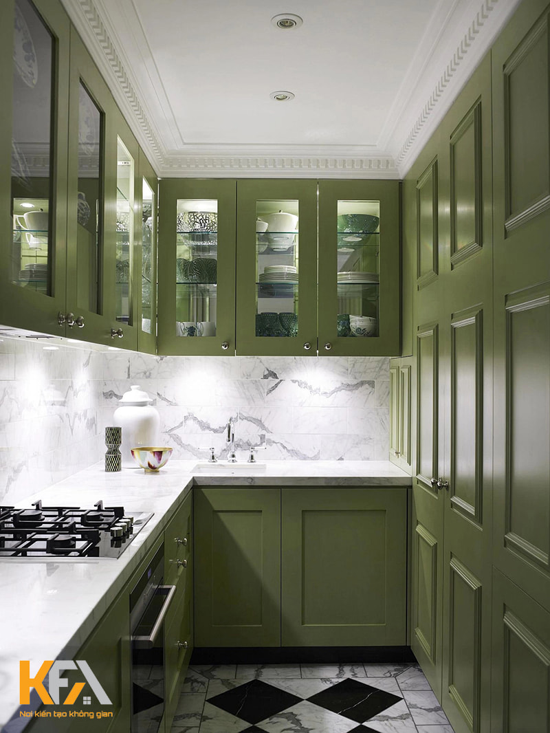 Tủ bếp màu rêu kết hợp với đá ốp bếp sáng màu 
