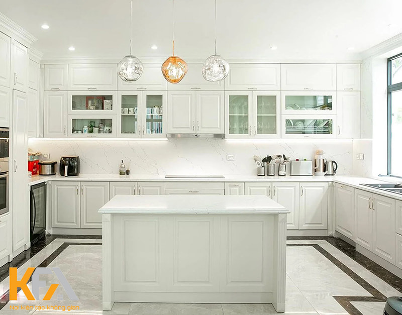 Tủ bếp kết hợp với bàn đảo phong cách tân cổ điển sang trọng trong gam màu trắngTủ bếp kết hợp với bàn đảo phong cách tân cổ điển sang trọng trong gam màu trắng
