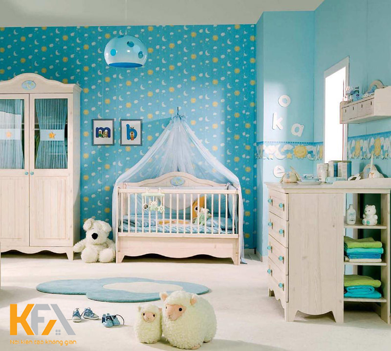 Căn phòng cũ sau khi được cải tạo thành phòng ngủ cho bé với giấy dán tường màu xanh bắt mắt