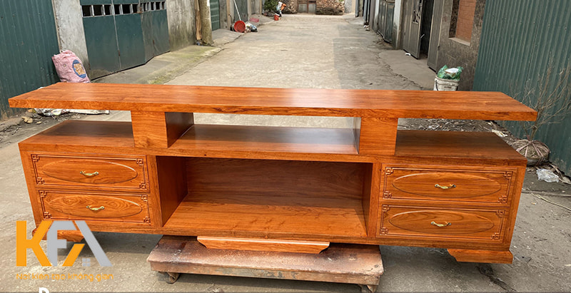 Kệ tivi nguyên khối gỗ Hương hiện là một trong những sản phẩm nội thất có giá thành cao