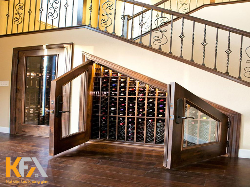 Tủ rượu gỗ tự nhiên cánh kính được bố trí dưới gầm cầu thang