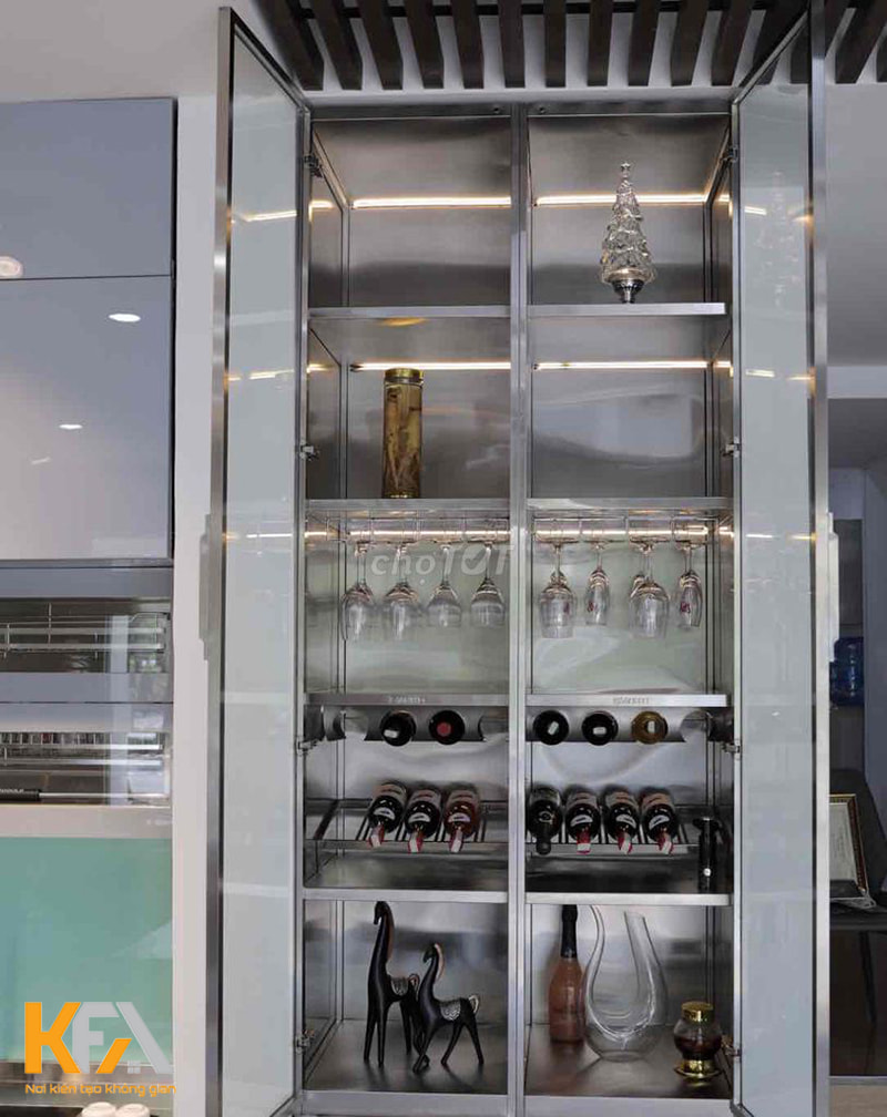 Tủ rượu nhôm cánh kính được thiết kế chú ý đặc biệt đến tính an toàn vì những đầu vát, nhọn của khung nhôm
